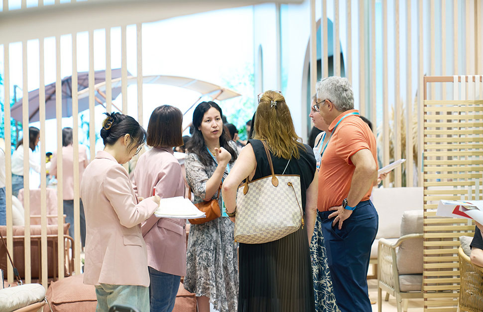Clients is Choosing the Products in TOPMAX Booth